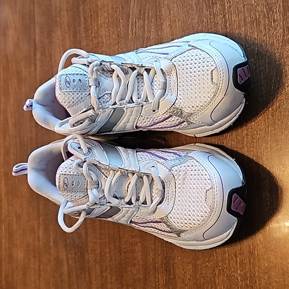 This is a barely worn pair of Dr Scholl's white & purple size 8 1/2 M